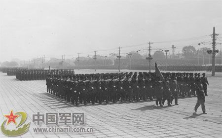 1957年國慶閱兵 國產(chǎn)戰(zhàn)斗機升空為“一五”告捷