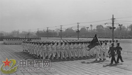 1957年國慶閱兵 國產(chǎn)戰(zhàn)斗機升空為“一五”告捷