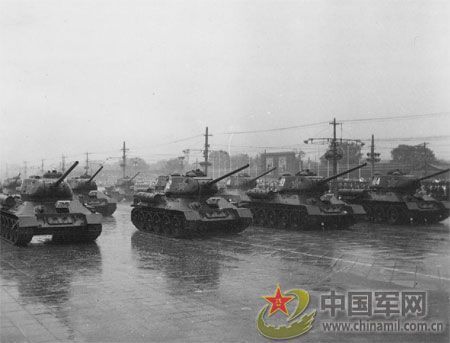 1956年國(guó)慶閱兵 大雨振軍容(組圖)