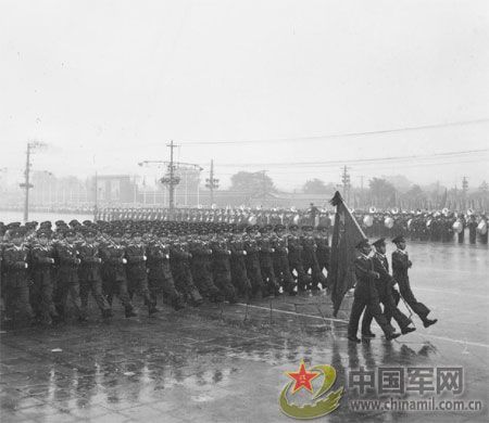 1956年國(guó)慶閱兵 大雨振軍容(組圖)