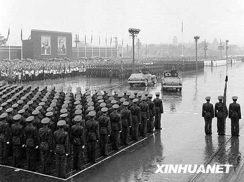 1956年國慶閱兵 大雨振軍容(組圖)