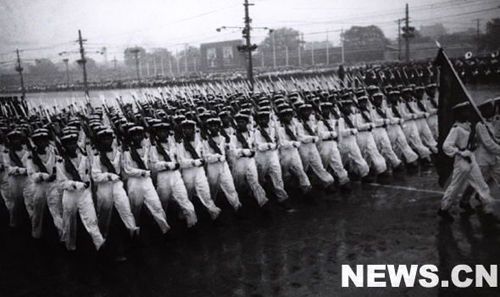 1956年國慶閱兵 大雨振軍容(組圖)