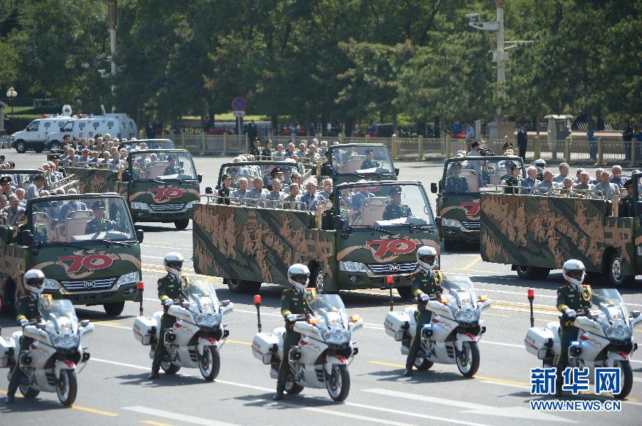 高清：抗戰(zhàn)老兵乘車方隊(duì)通過天安門廣場