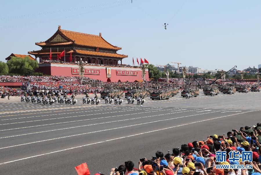 高清：抗戰(zhàn)老兵乘車方隊通過天安門廣場