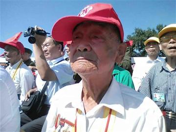 國(guó)歌響起老淚縱橫 88歲老兵觀禮前激動(dòng)睡不著