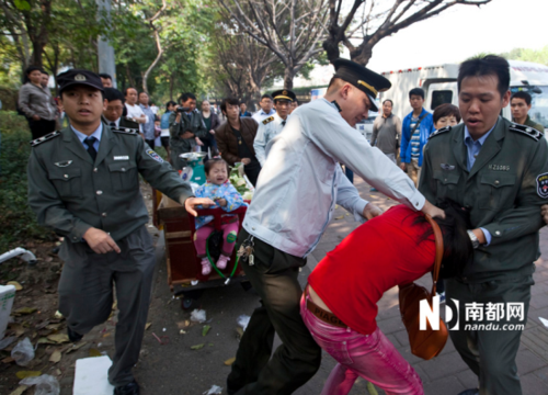 廣州城管掐住女商販脖子強(qiáng)行押上警車(圖)